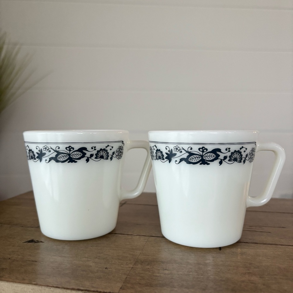 Vintage Pyrex Old Town Blue Onion White Milk Glass Mugs Set of 2 - Picture 6 of 14
